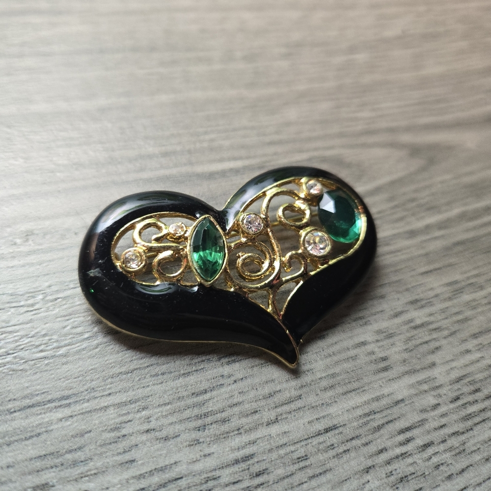 Elegant Black and Gold Heart Brooch with Emerald Accents Costume Jewelry - Picture 2 of 5